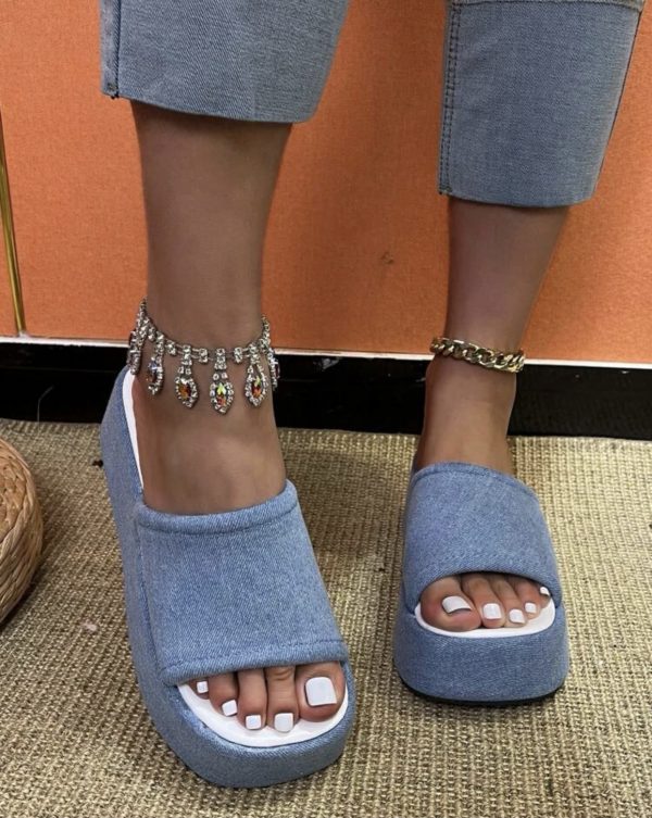 Les sandales compensées en jean à bande unique