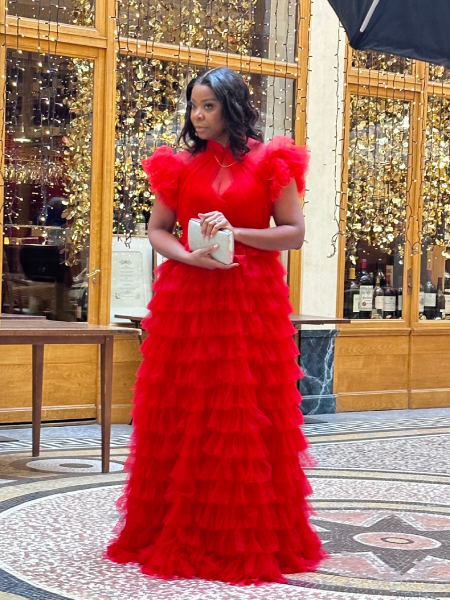 CARLATTE Robe en tulle à volants ecarlatte incarne l’essence même de l’élégance avec une touche de personnalité. Disponible en rouge vibrant, vert luxuriant et bleu, cette pièce est une véritable déclaration de style pour ceux qui cherchent à se démarquer.